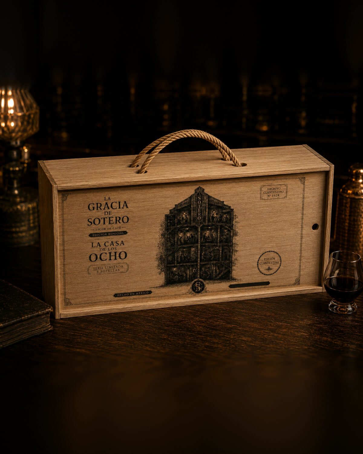 La caja de madera de La Casa de los Ocho, cerrada